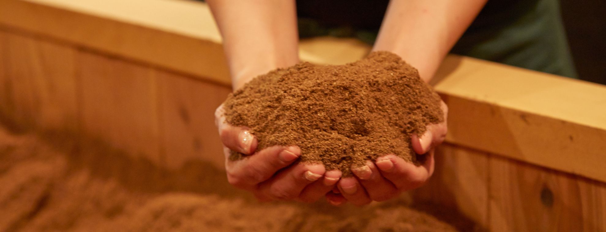 ふわふわのパウダー状にした100％国産ヒノキ